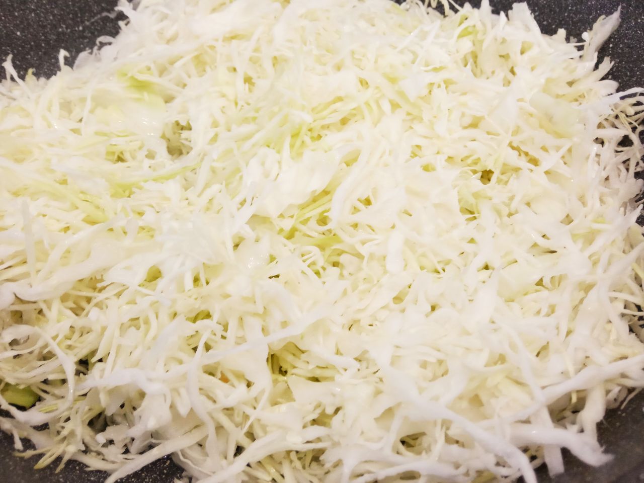 Котлеты из свежей капусты и фарша, сочные и вкусные: Разогреваем сковороду и обжариваем на растительном масле около 7-10 минут.