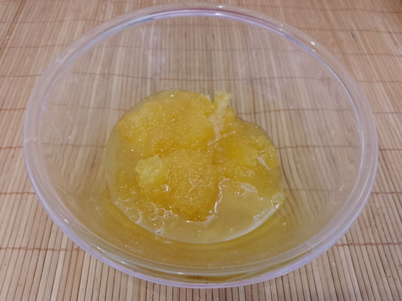 Торт с нежным кремом из сливок и творожного сыра, очень вкусный: Сначала приготовим медовые коржи для торта.