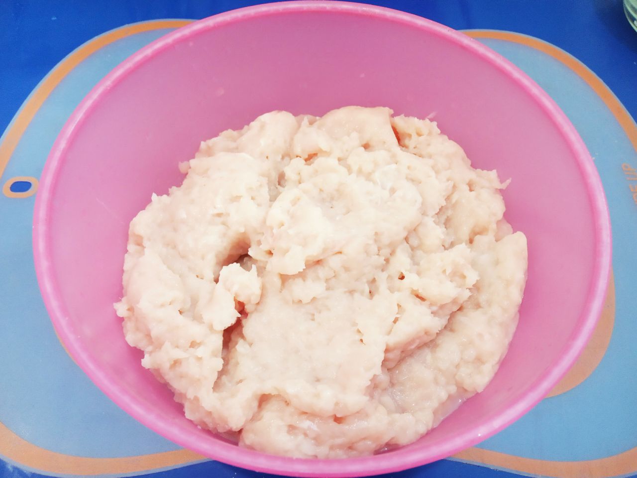 Котлеты из куриного филе, картофеля и сыра, сочные и нежные: Куриное филе, промываем, просушиваем и измельчаем в блендере.