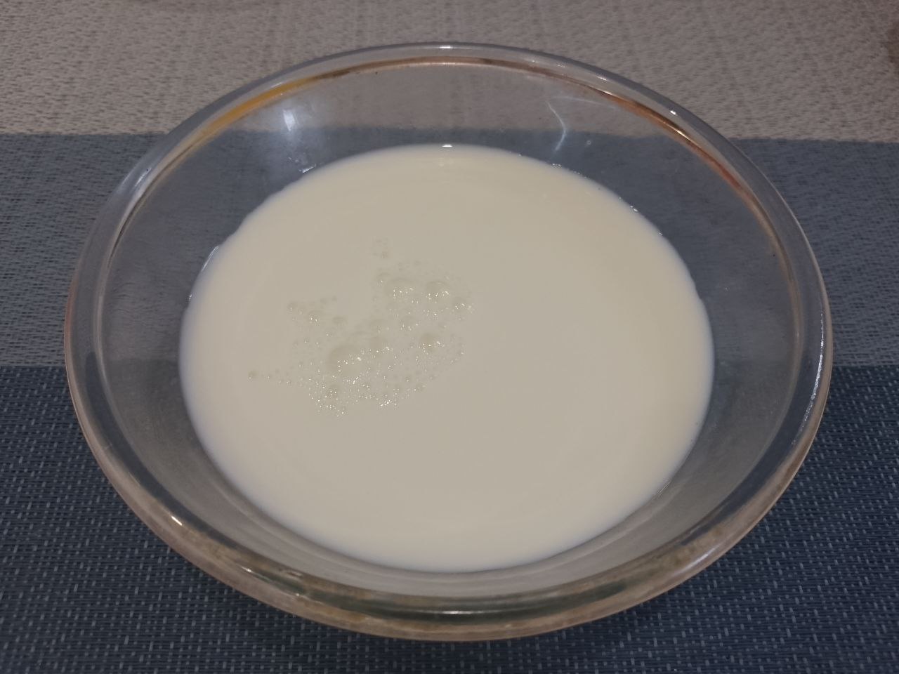 Мягкие вафли с вишней и начинкой, просто и вкусно: Вливаем молоко и размешиваем венчиком.