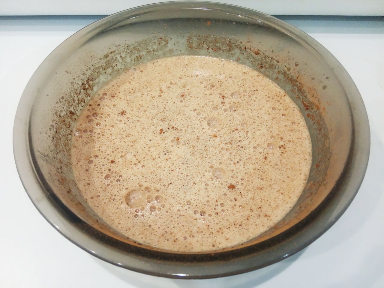 Шоколадный пирог на молоке с яблоками, вкусный и аппетитный: Добавляем какао, молоко и растительное масло, взбиваем.