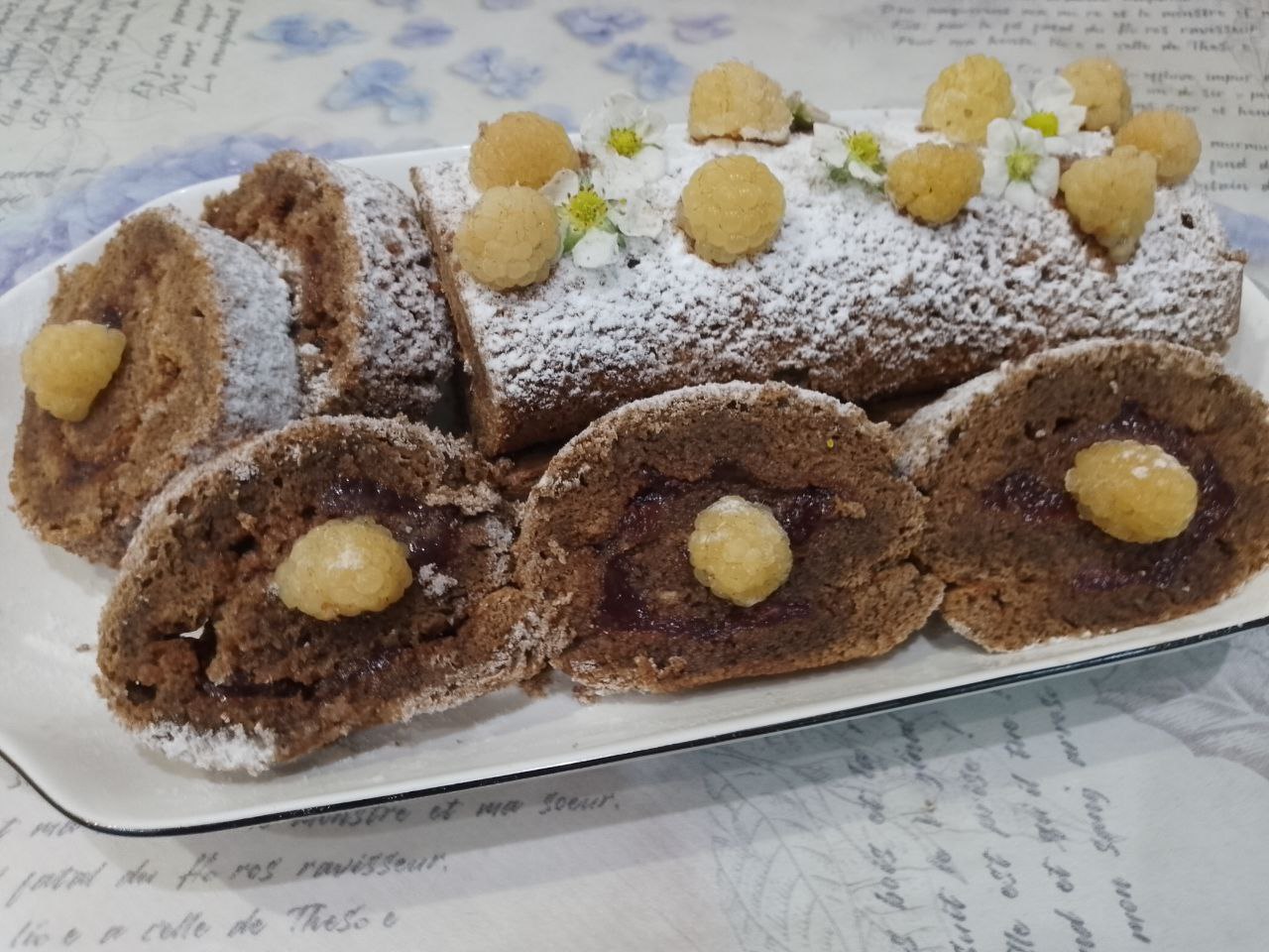 Рулет из бисквитного шоколадного теста с начинкой из клубничного варенья