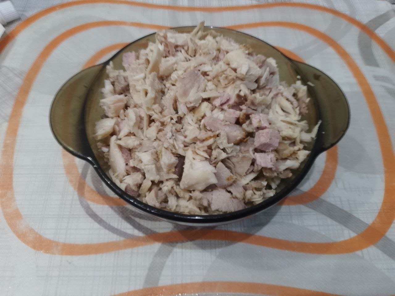 Лаваш с начинкой из мяса, яиц и моркови: Мясо куриное отвариваем в подсоленной воде со специями до готовности. Затем мясо достаем из бульона,