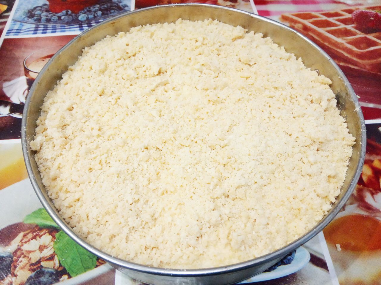 Яблочный пирог с кремом-суфле, нежный и вкусный: Посыпаем равномерно оставшимся тестом из крошки.