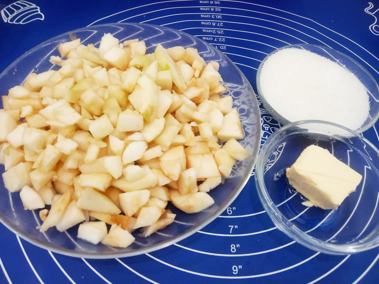 Булочки с начинкой из жареных яблок, изюма и корицы: Яблоки промываем, очищаем от кожуры и разрезаем на кубики.