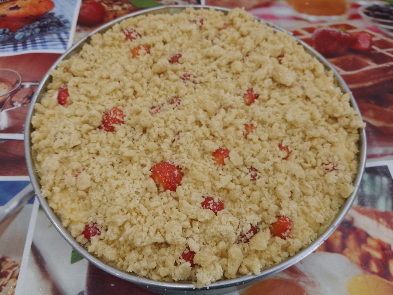 Пирог из песочной крошки, творожной начинки и ягод клубники: Затем равномерно распределяем крошку.
