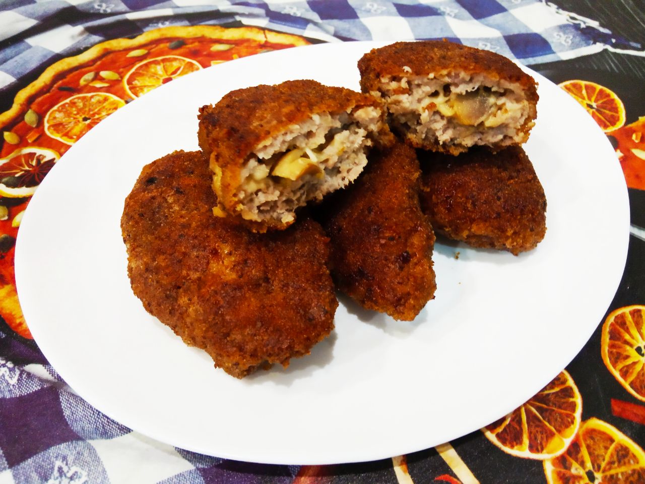 Мясные котлеты или зразы с грибами и сыром, в яичном кляре и сухарях