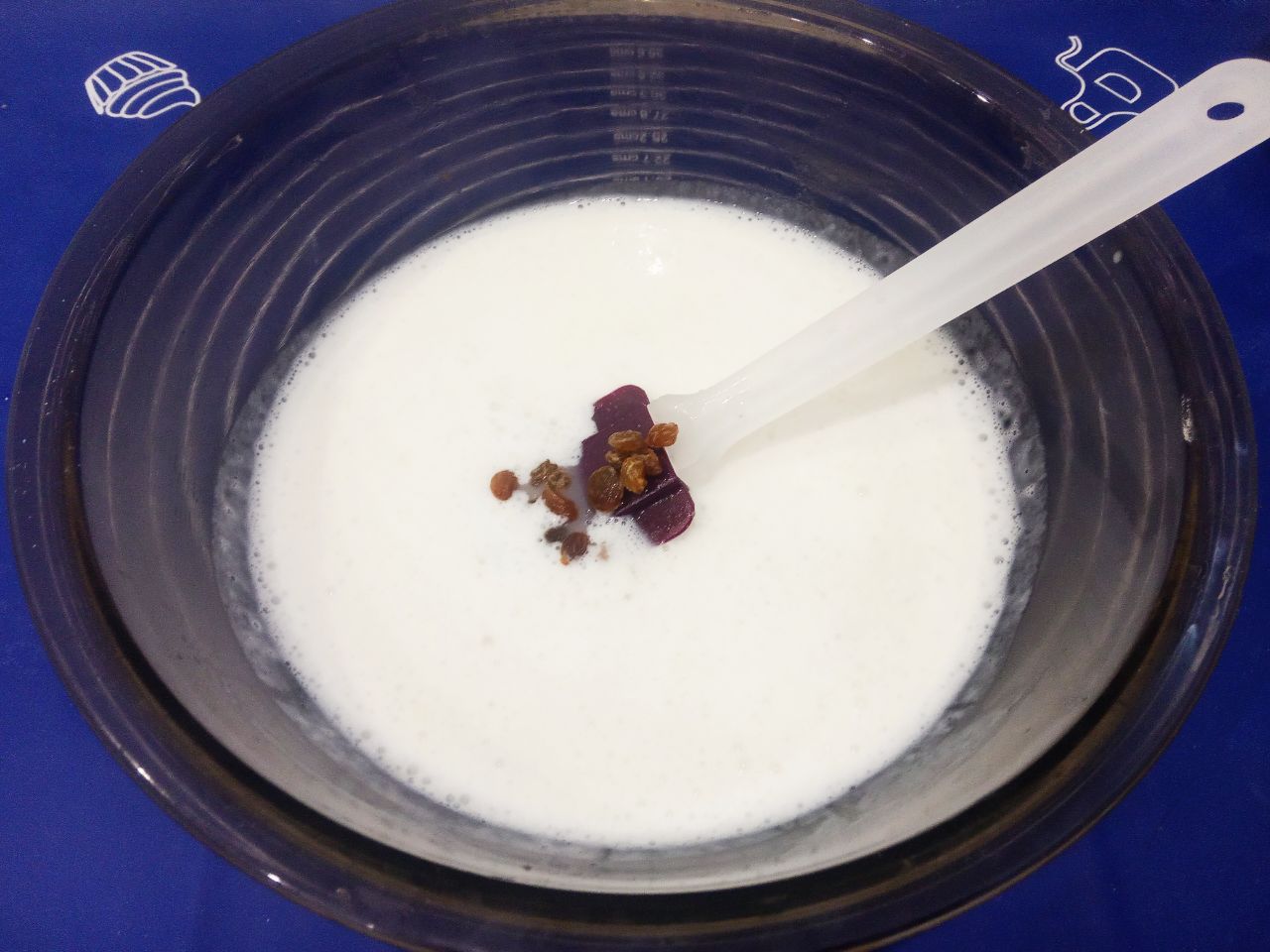 Простой рецепт пряников на кефире с изюмом, просто и вкусно: Изюм промываем горячей водой, просушиваем и добавляем в смесь, размешиваем.
