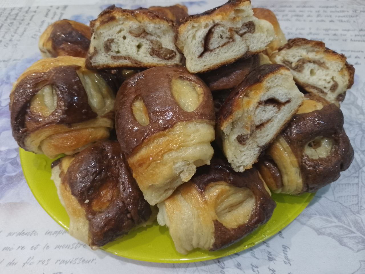 Булочки из слоеного теста с корицей и изюмом: Достаем булочки из духовки и смазываем сиропом.