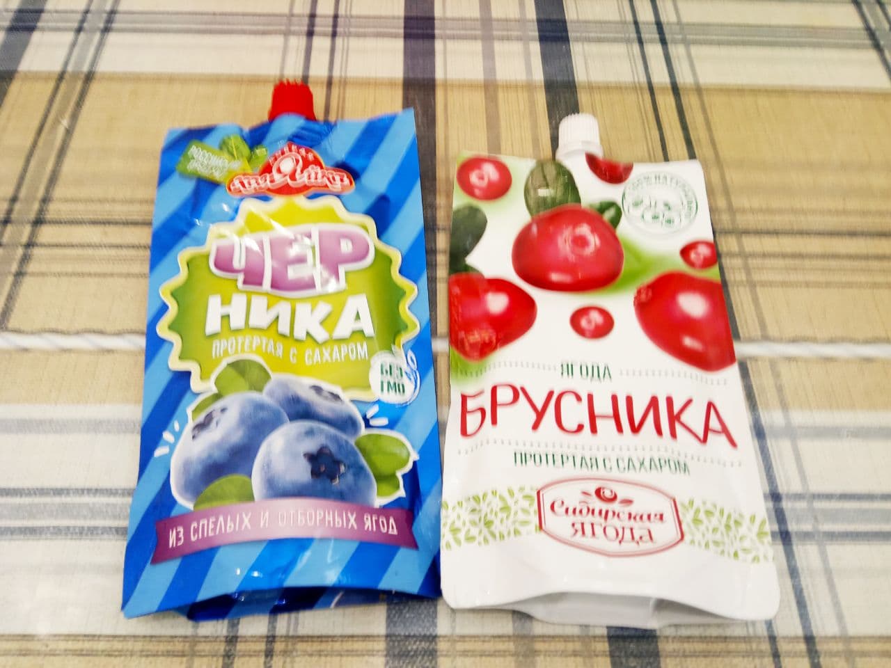 Шоколадный торт с джемом к праздничному столу: Джем подогреваем и промазываем все части джемом, верхнюю часть и бока тоже промазываем.