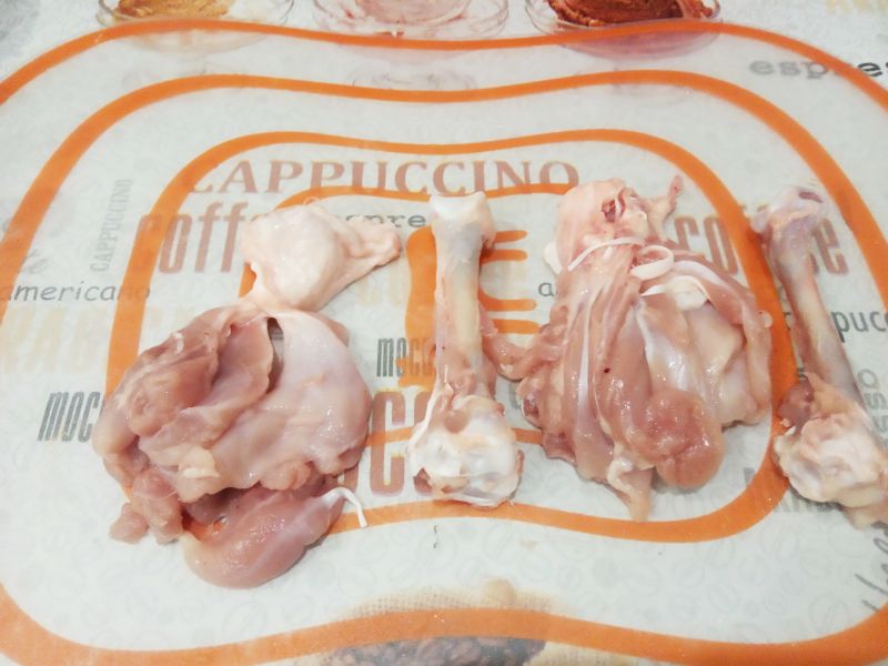 Запеченные фаршированные голени, с грибами и фаршем: Затем кожу вместе с мясом отделяем от косточки и вынимаем косточку, она хорошо вынимается.