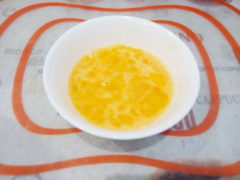 Домашние батоны с кунжутом на сыворотке, просто и вкусно: Яйца разбиваем в чашу, добавляем сахар и растираем.