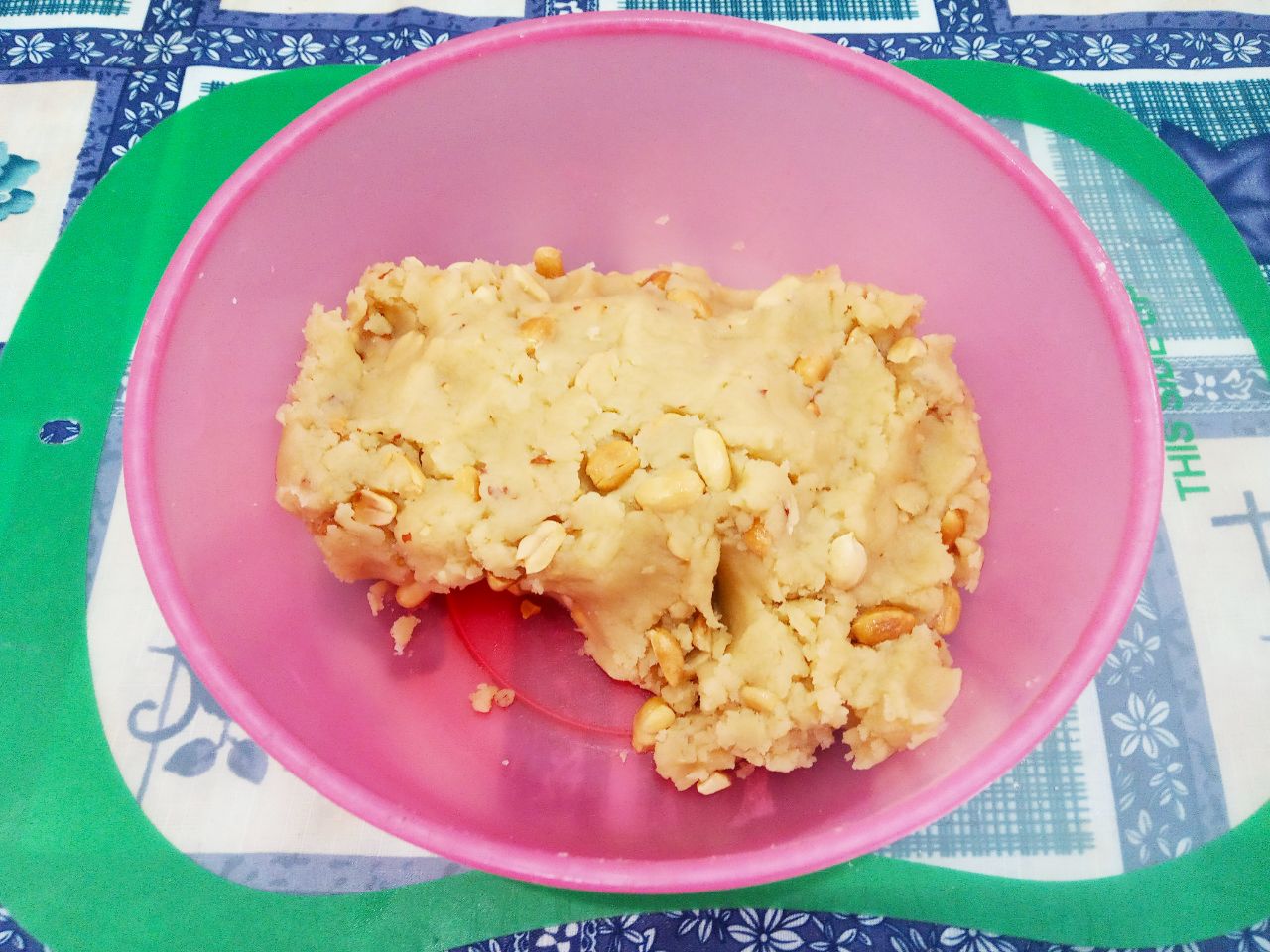 Печенье с орехами подсушенное в духовке, рассыпчатое и хрустящее: Добавляем частями муку, сначала размешиваем лопаткой, затем вымешиваем руками.