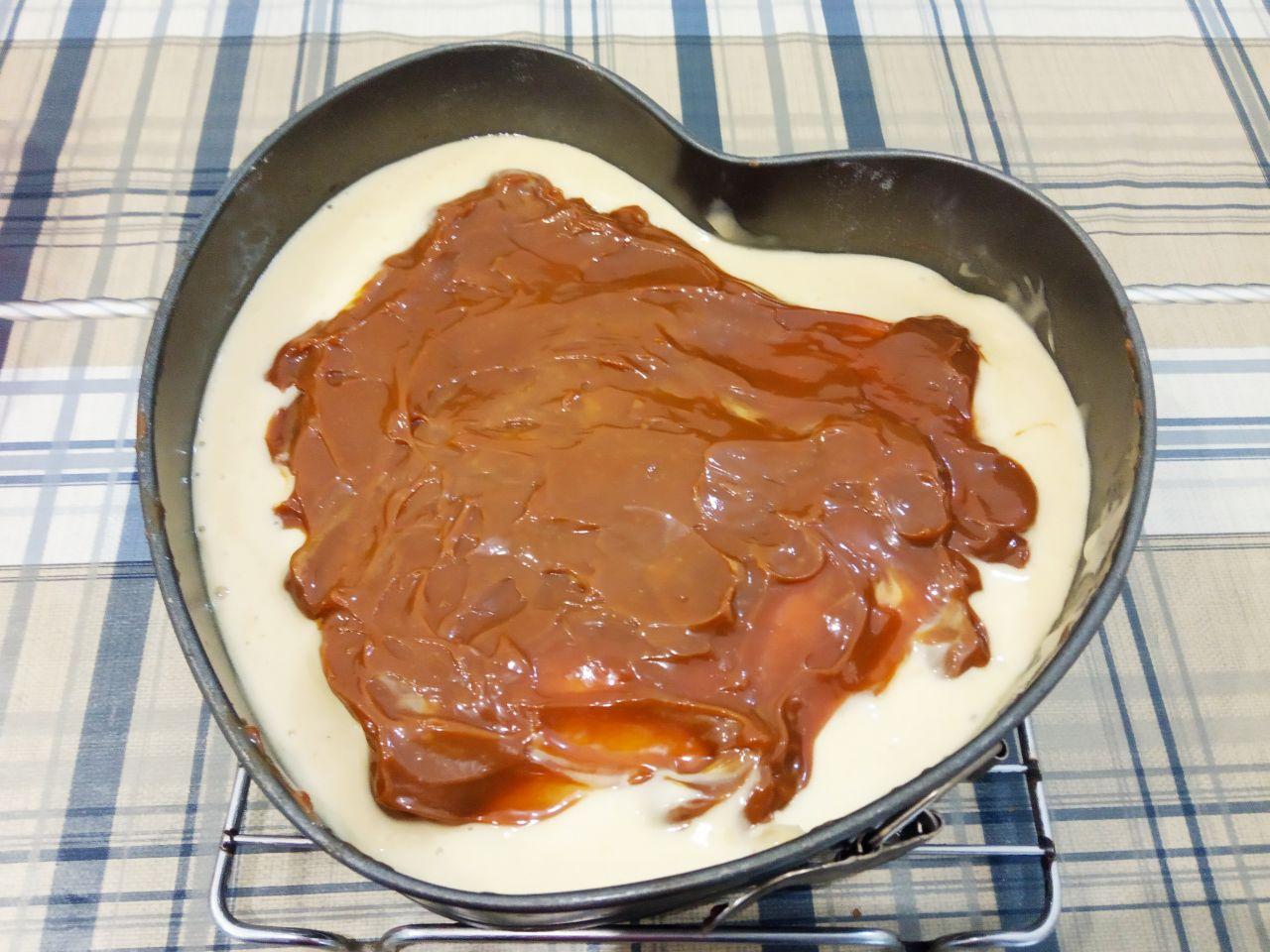 Простой рецепт пирога напоминающий торт, просто и вкусно: Достаем форму с тестом из духовки, частью оставшегося теста заполняем края формы, середину заполняем вареным