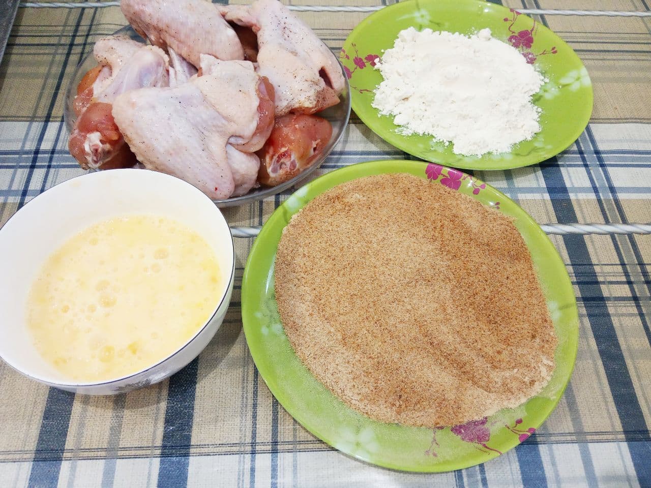 Сочные, аппетитные куриные крылышки в соевом соусе, яичном кляре и сухарях, запеченные в духовке