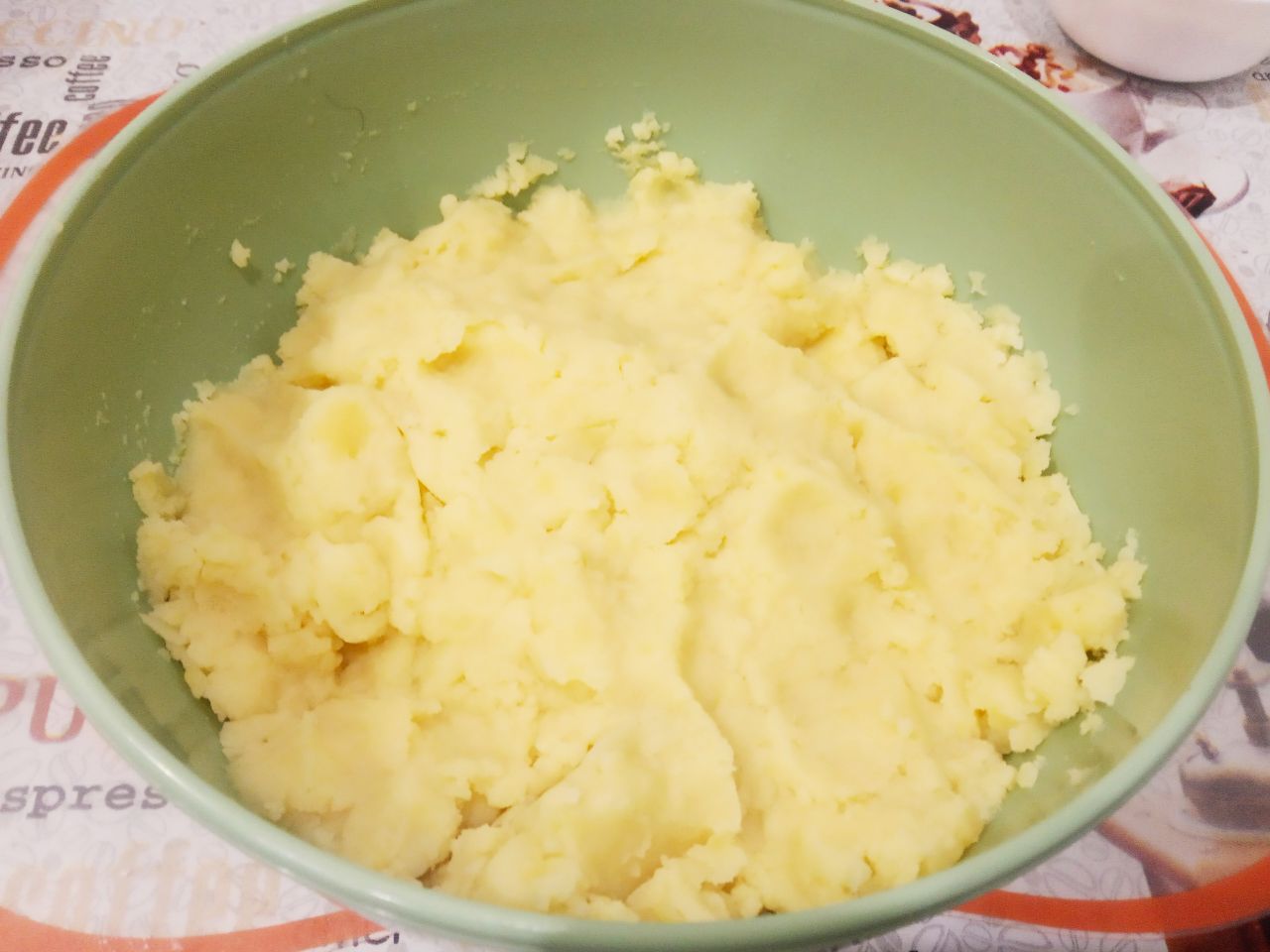 Картофельные пирожки с начинкой из куриного филе и лука: В картофельное пюре добавляем размешанные яйца, муку, соль и перец по вкусу. Тщательно массу размешиваем.