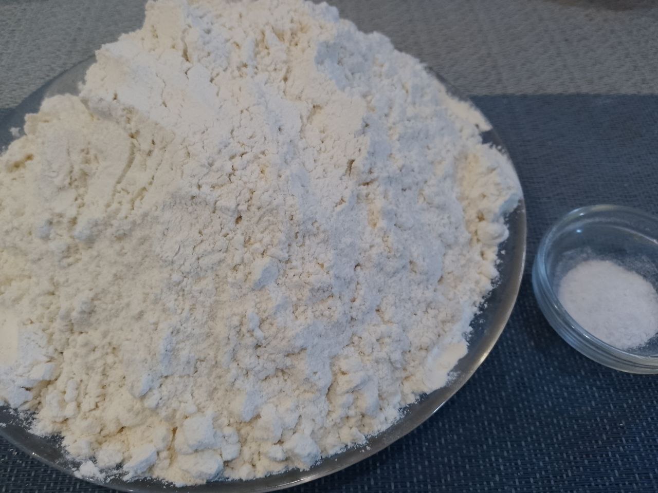 Булочки с начинкой из шоколадной крошки, воздушные и ароматные: Муку смешиваем с солью и просеиваем через сито.