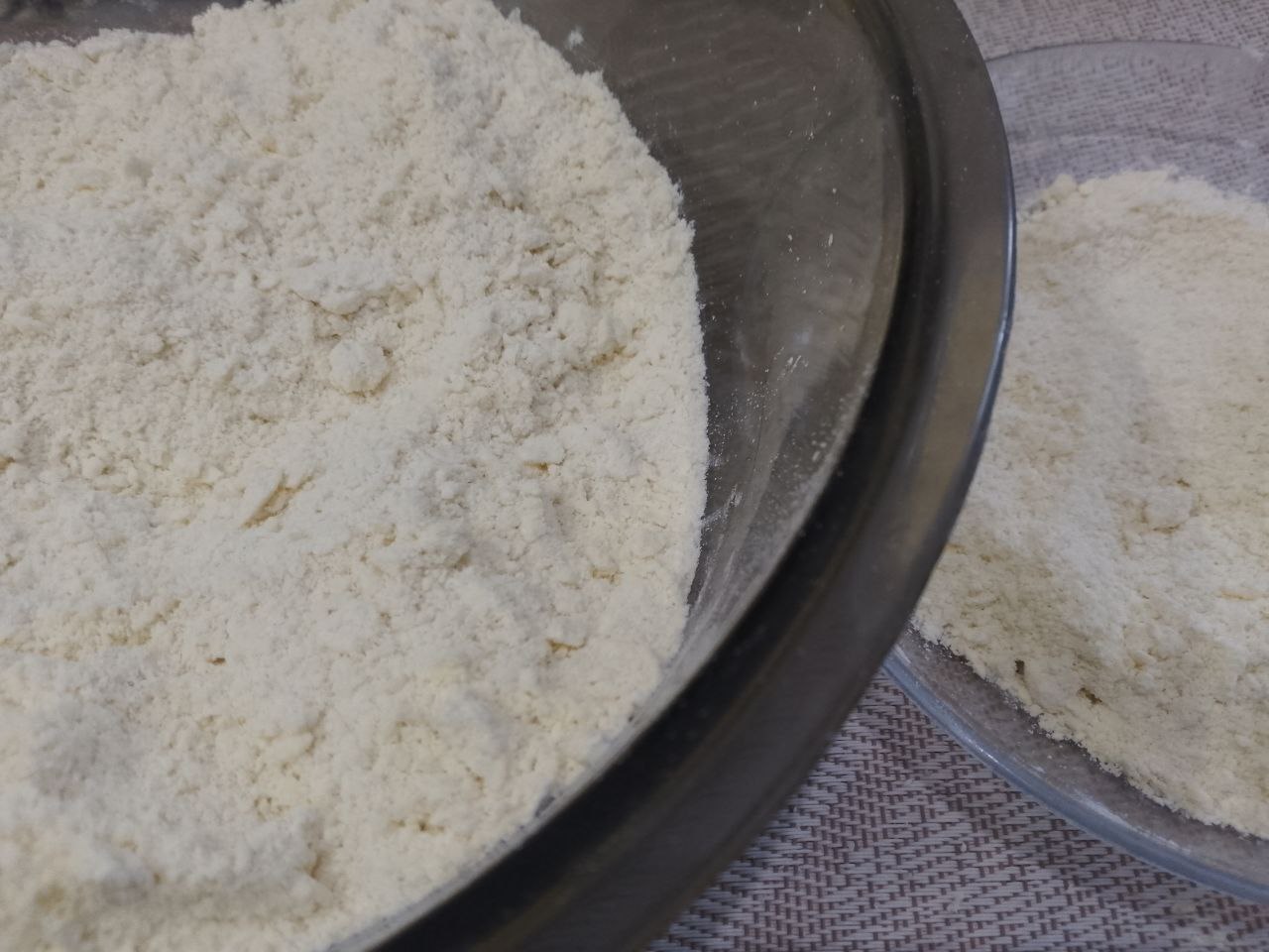 Пирог из песочной крошки, с творожной начинкой и замороженными ягодами: Сливочное масло натираем на терке и кладем в тесто, растираем в мелкую крошку. Четыре столовые ложки с горкой