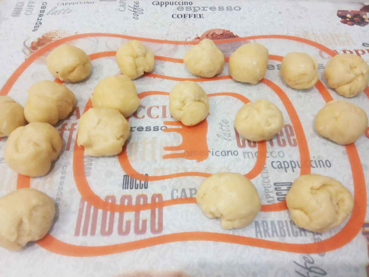 Простой рецепт пирожков из теста на растительном масле, с мясной начинкой: Достаем тесто с холодильника и разделяем на колобки. У меня получилось 35 колобков.