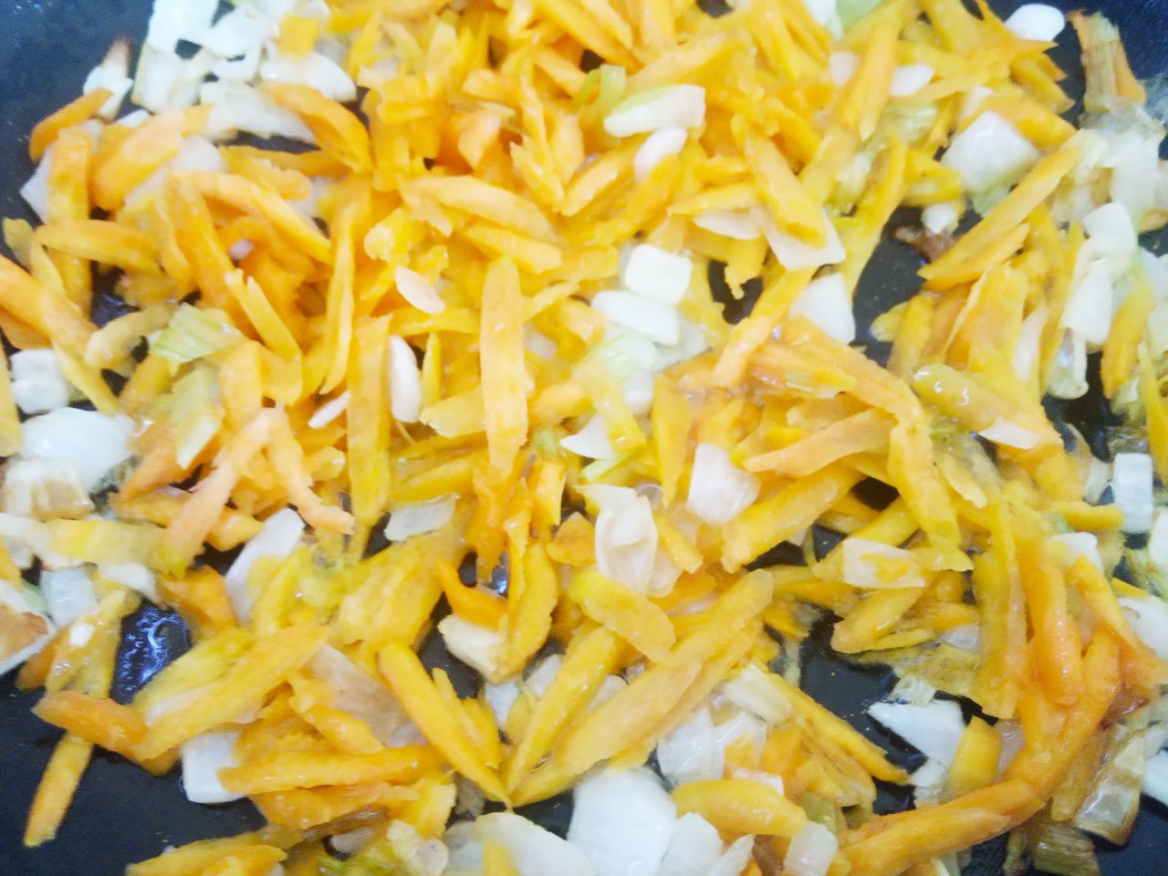 Кабачки фаршированные мясным фаршем, луком, морковью и сыром: Разогреваем сковороду с растительным маслом, кладем лук с морковью и обжариваем.