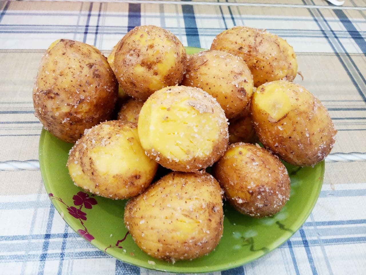 Картофель запеченный в духовке с майонезом, просто и вкусно: Натираем картофель солью лучше не очень мелкой, можно пересолить.