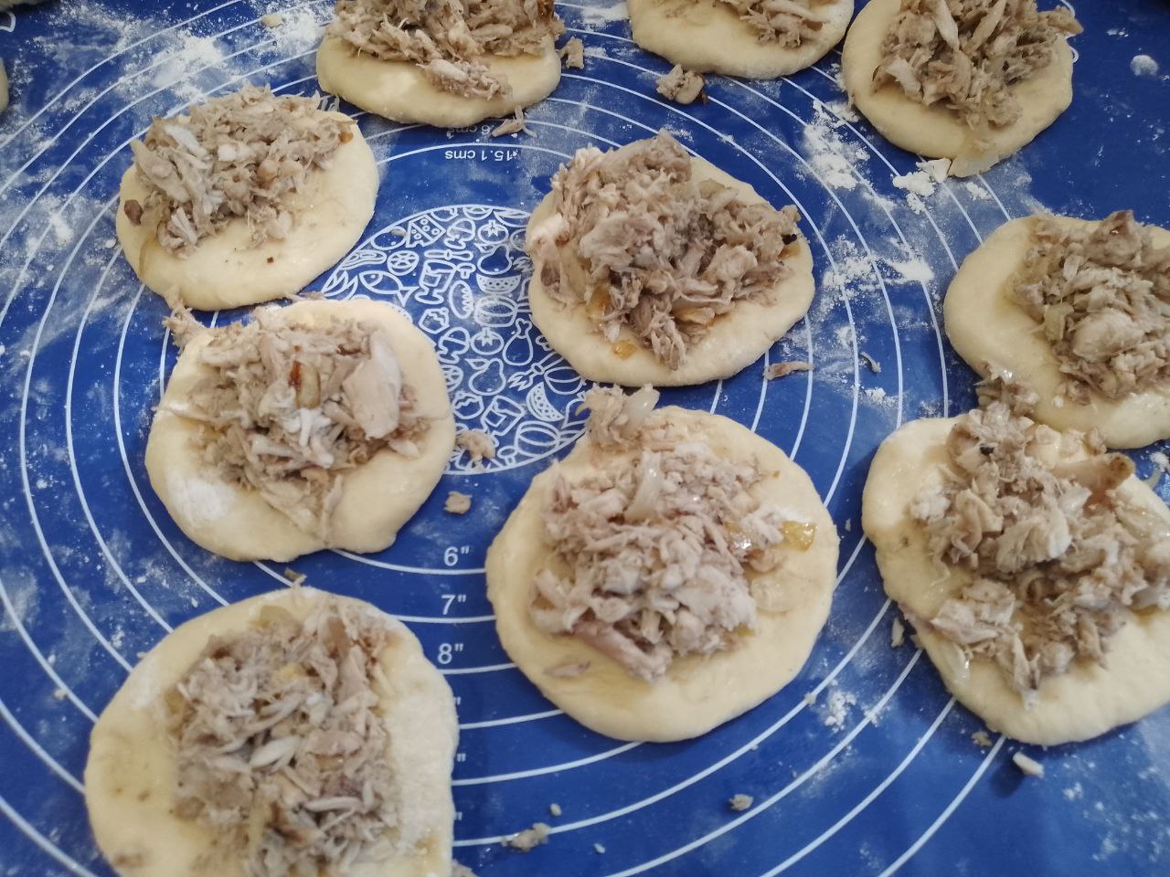 Жареные пирожки из дрожжевого теста, с мясом: Раскатываем тесто лепешками и кладем начинку.
