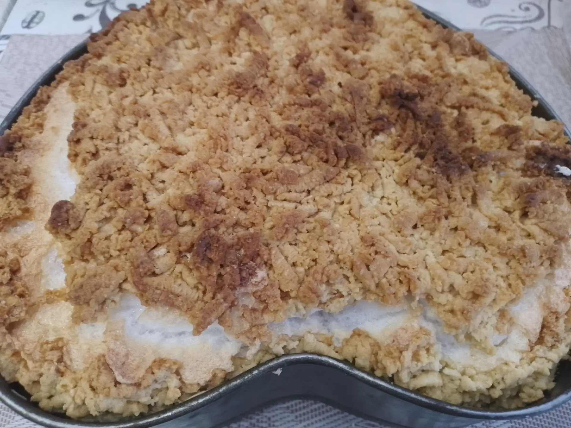 Песочный пирог с начинкой из ягод клубники и взбитых белков: Духовку разогреваем до 170 С, ставим пирог и выпекаем около 40-50 минут.