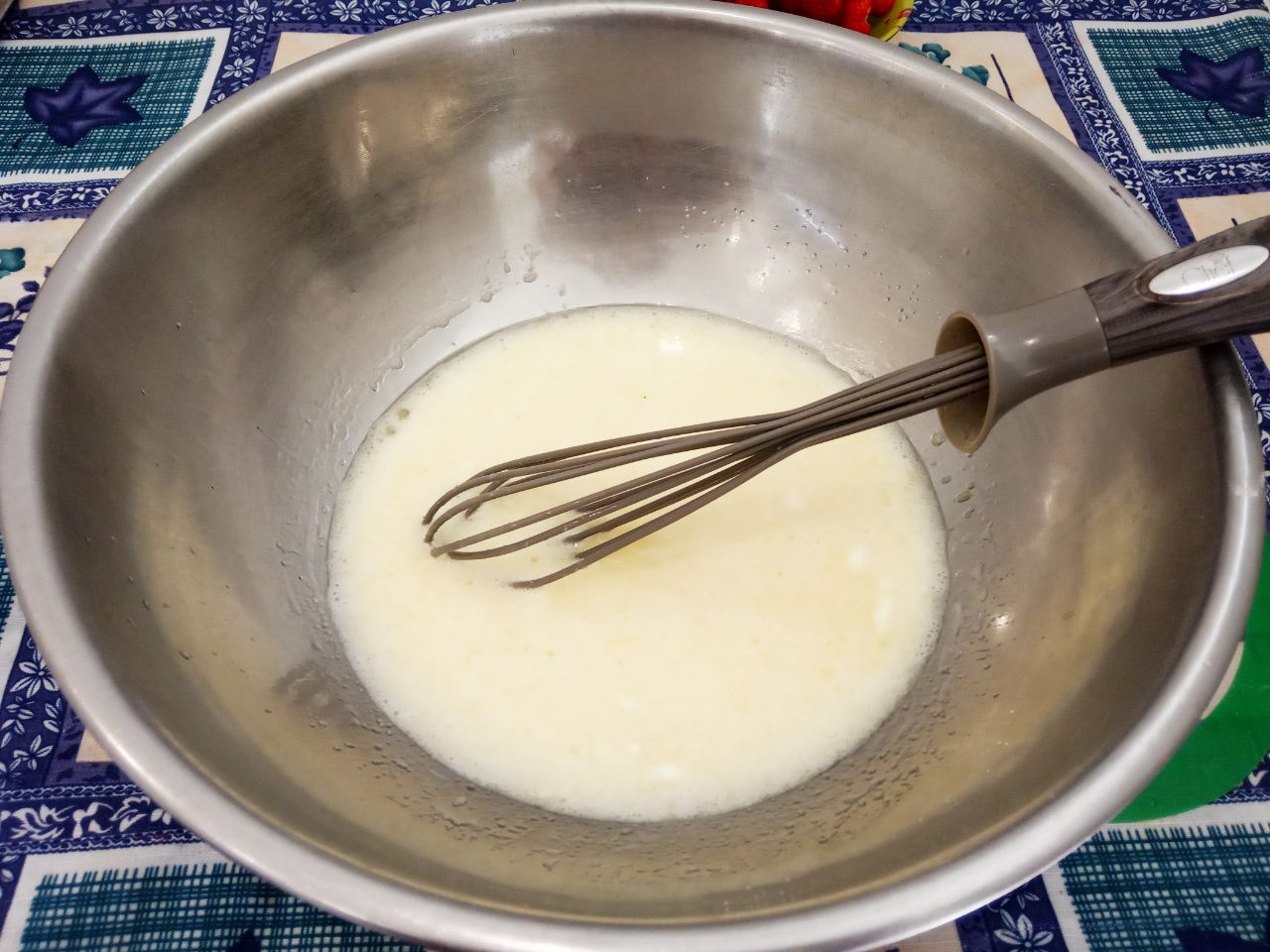 Пирожки с клубникой, из бездрожжевого теста, воздушные и рассыпчатые: Добавляем в яичную смесь и перемешиваем.