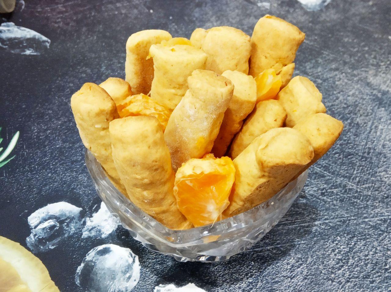 Мандариновые песочные и рассыпчатые палочки: Печенье выкладываем на поднос и подаем к чаю.