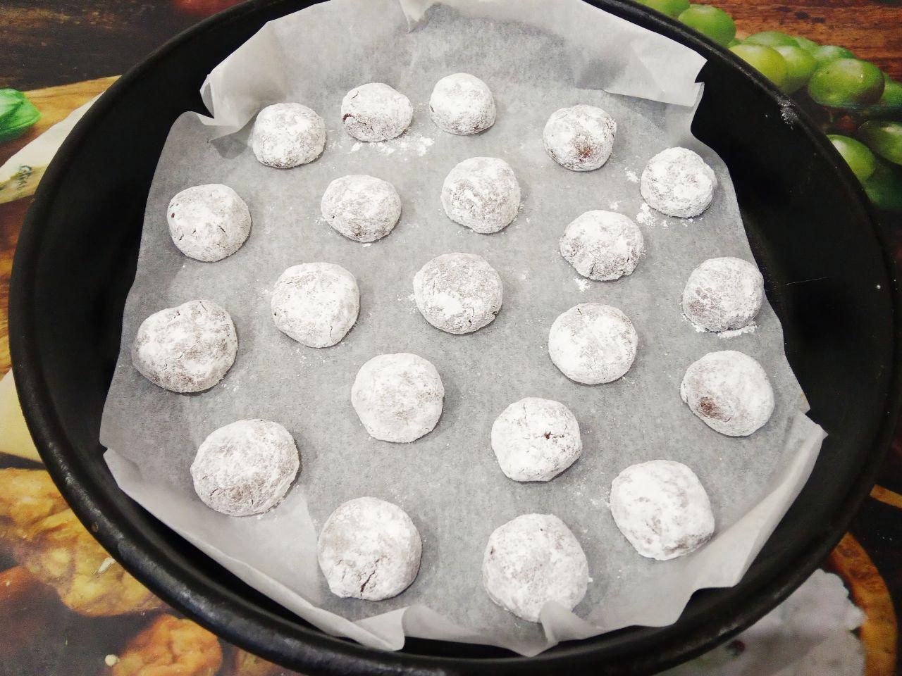 Вкусное шоколадное печенье с трещинками: Противень застилаем пергаментом и укладываем печенье на противень.