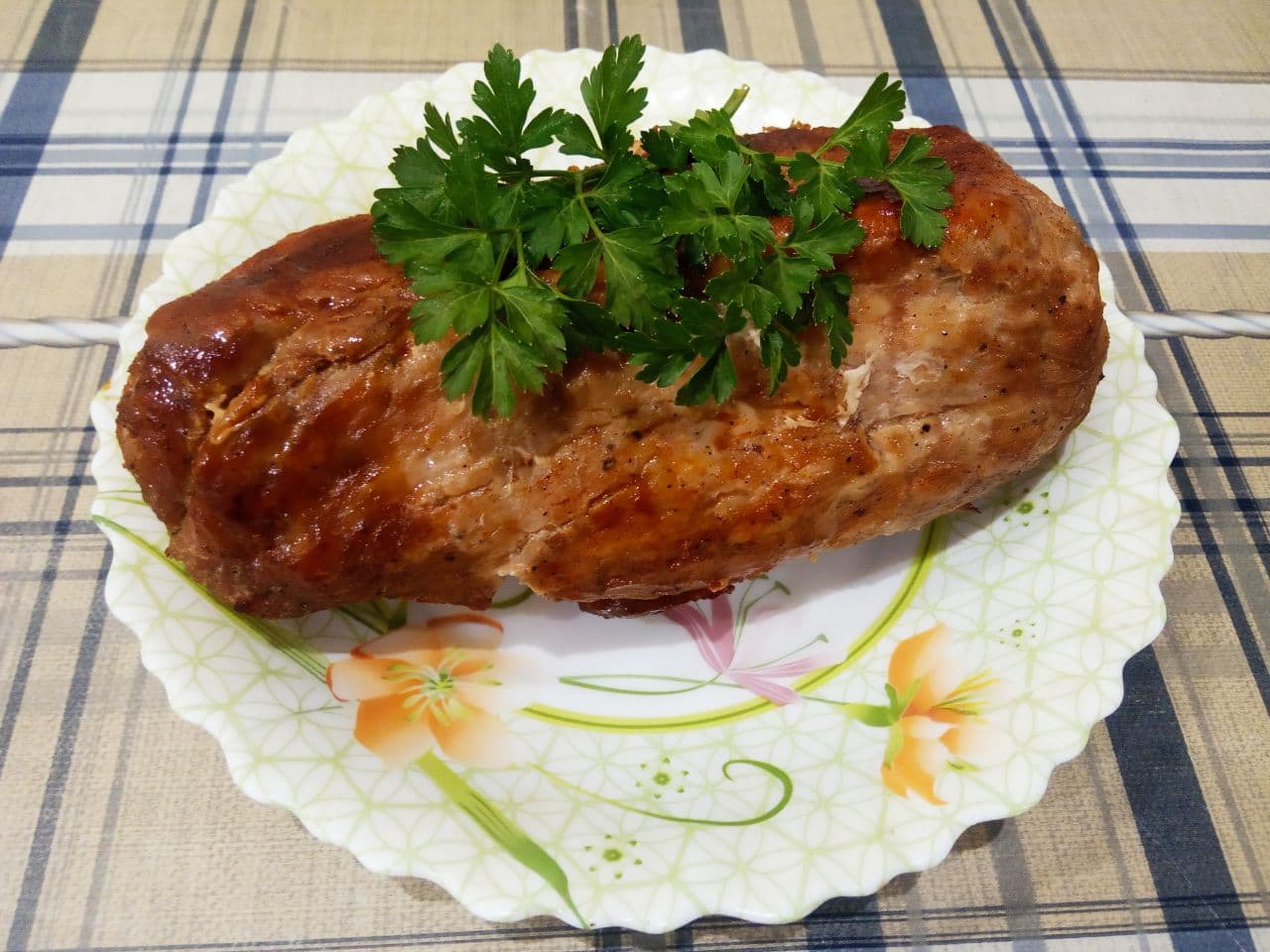 Рецепт сочной и ароматной буженины запеченной в духовке: Выпекаем мясо около 1 часа, затем разворачиваем фольгу и запекаем мясо до аппетитной корочки.