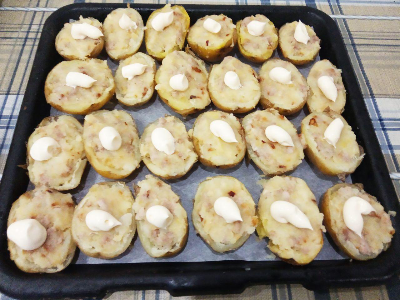 Картофель фаршированный начинкой и запеченный в духовке: Половинки картофеля наполняем начинкой и укладываем на противень застланный пергаментом.