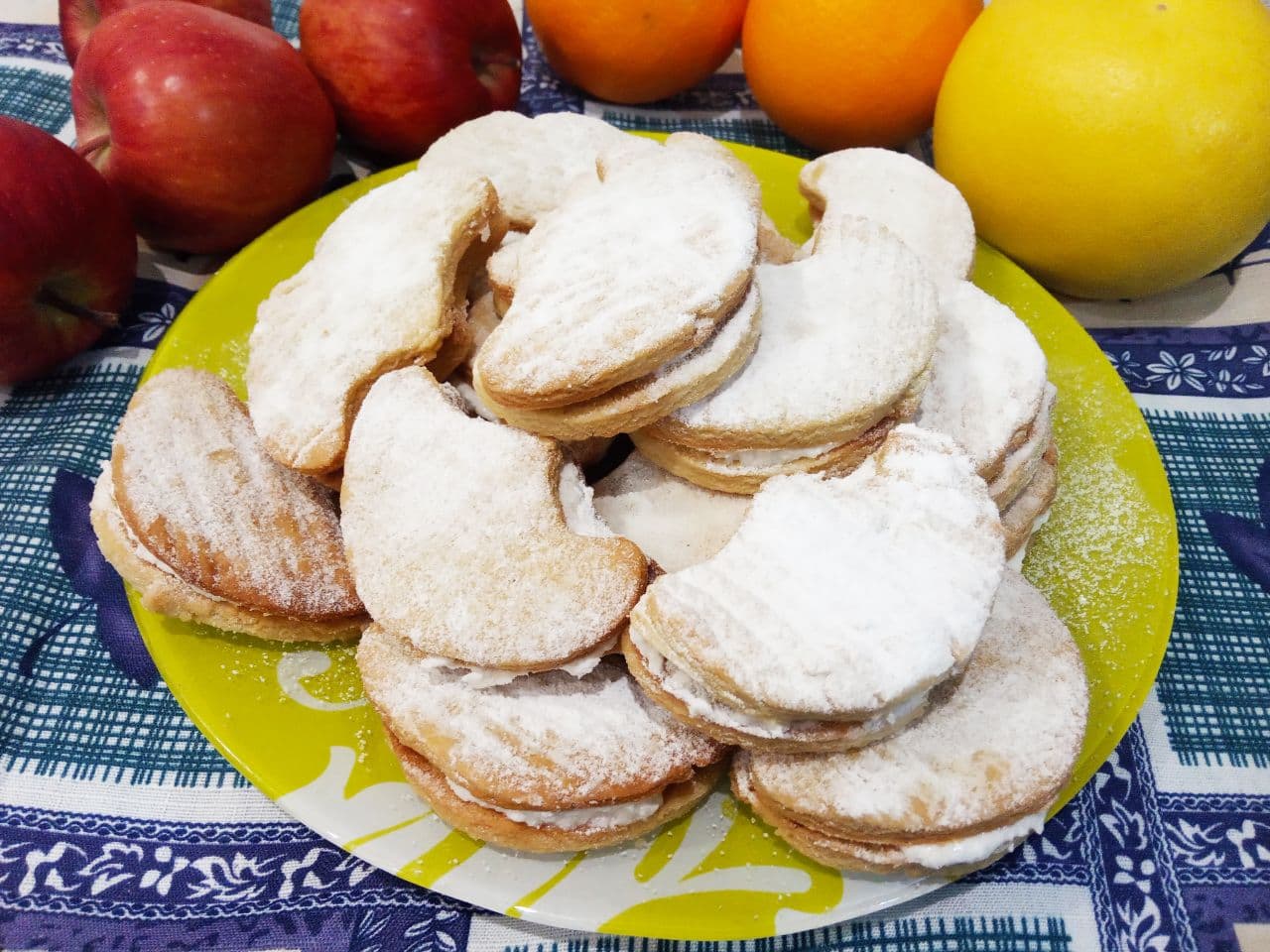 Печенье с начинкой из кокосовой стружки, просто и вкусно: Испеченное печенье выкладываем с противня и смазываем начинкой, склеиваем между собой. Печенье по желанию
