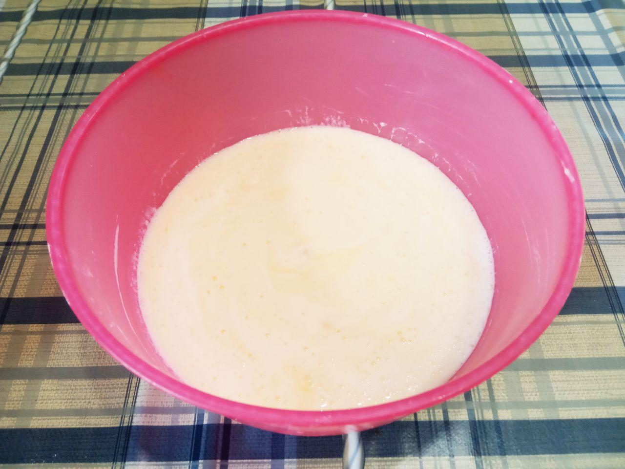 Булочки с сахарной начинкой, просто и вкусно: Выливаем в смесь дрожжи и размешиваем.