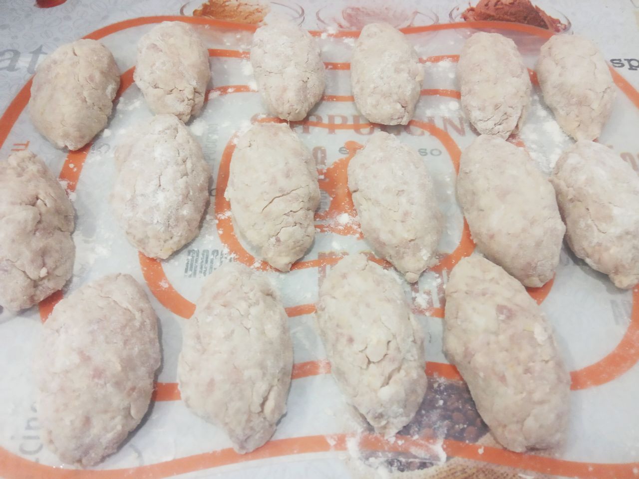 Мясные котлеты, запеченные в духовке, нежные и сочные: Формируем котлеты и обваливаем в муке.