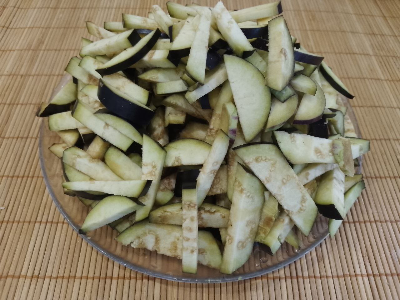 Салат из баклажанов, зелени и сыра, сытный и вкусный: Баклажаны промываем водой, отрезать плодоножки и нарезать соломкой. Посыпаем баклажаны солью, перемешиваем и