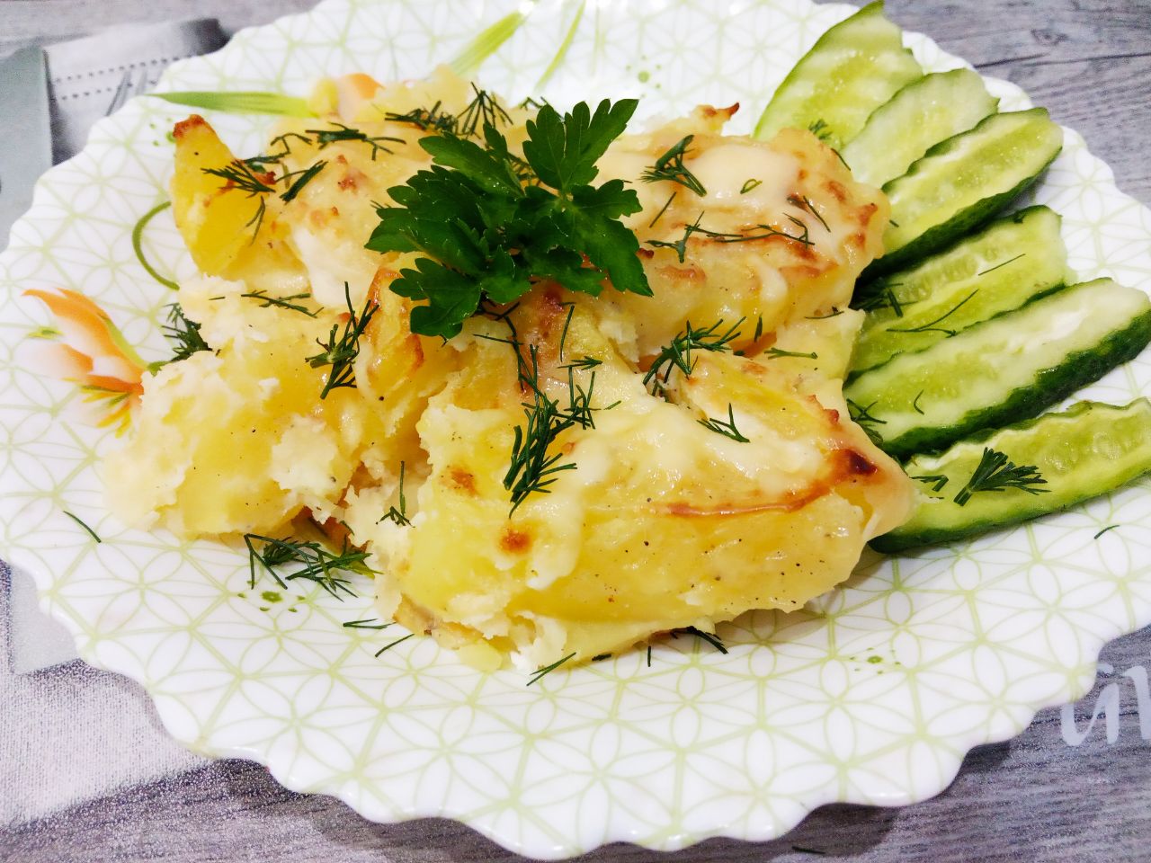 Запеченный молодой картофель в сметане и сыре