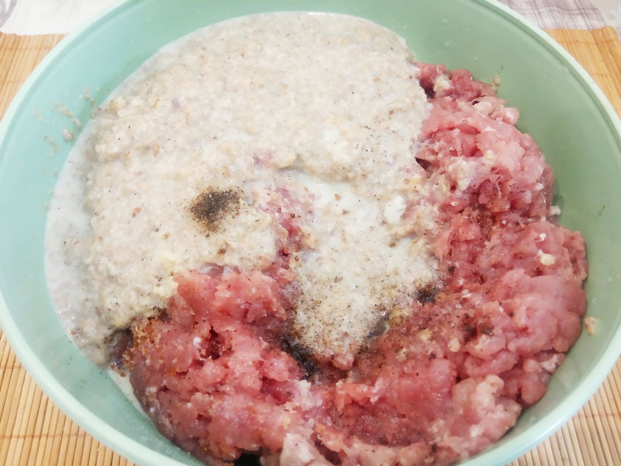 Домашние мясные котлеты, с начинкой из сыра, вкусные и аппетитные: В миску кладем фарш, лук, батон размоченный в молоке, чеснок,солим и перчим по вкусу. Котлетную массу