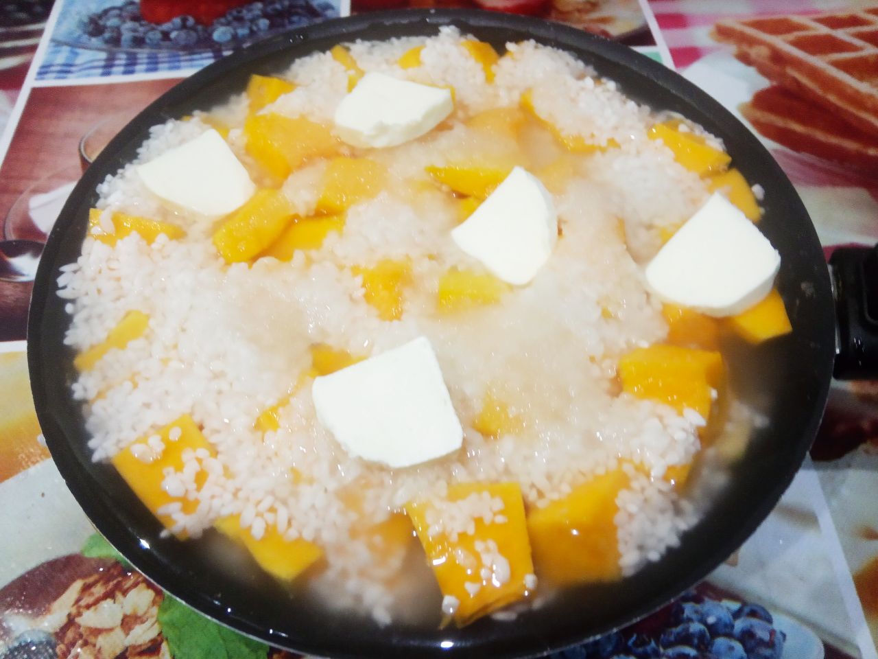 Плов  из тыквы и фруктов, полезный и вкусный: Заливаем плов горячей водой  так, чтобы она покрывала верхний слой риса на 1 см.
