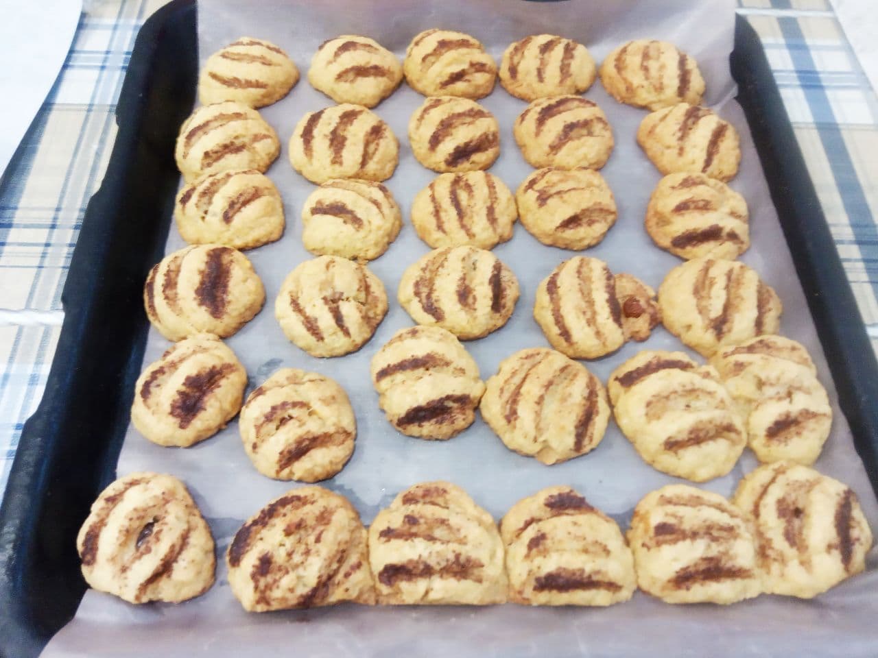 Печенье на растительном масле и вареных желтках с изюмом: Духовку разогреваем до 180 С и ставим противень с печеньем для выпекания. Выпекаем печенье до готовности.