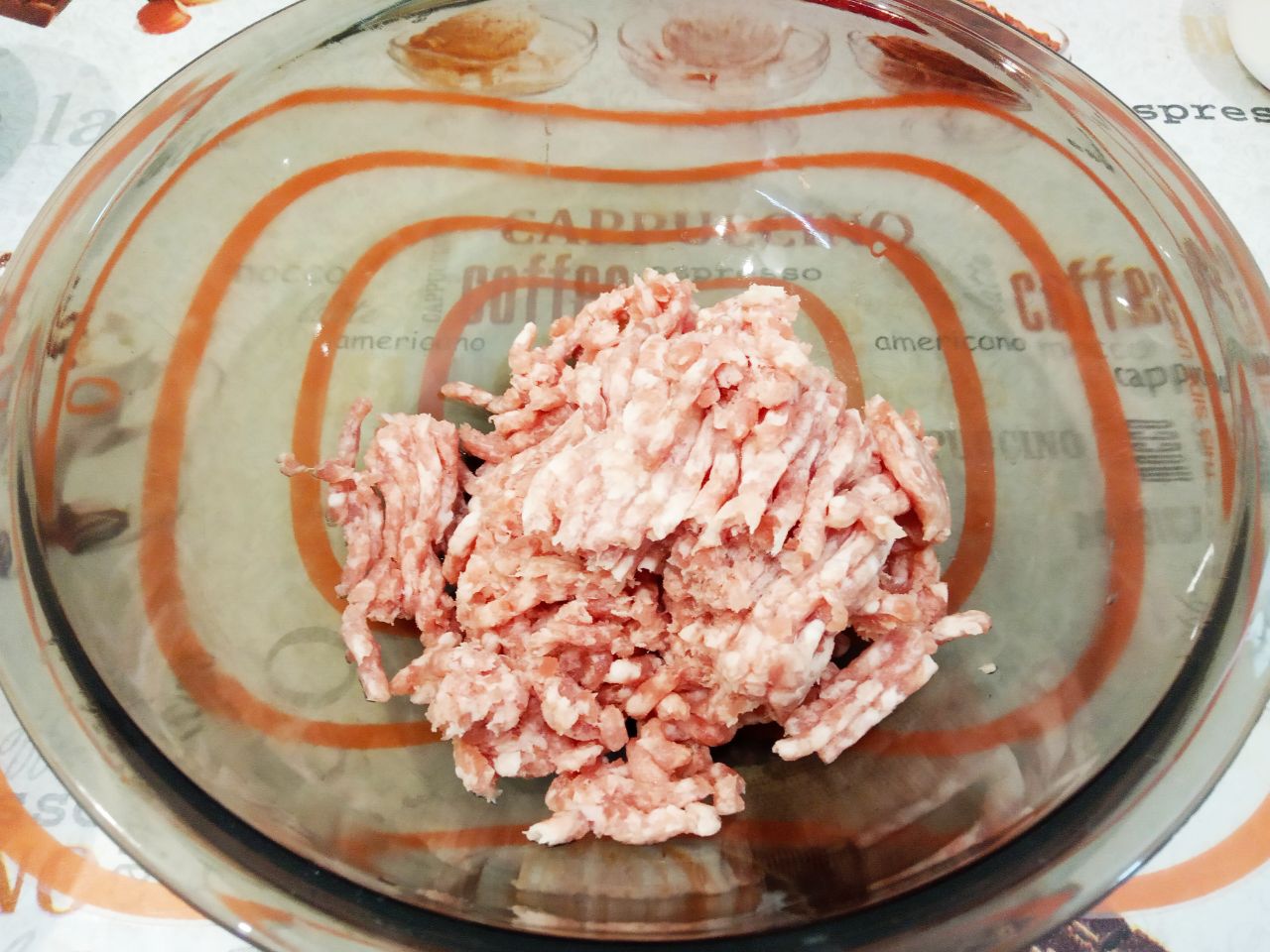 Котлеты гороховые с мясом, сочные и нежные: Мясо промываем, просушиваем и пропускаем через мясорубку.