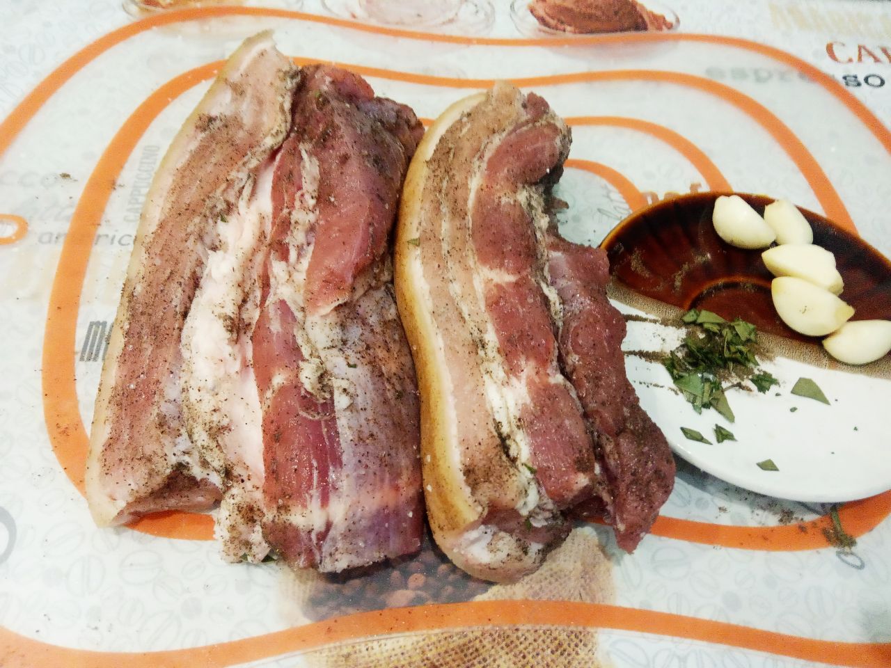 Свиная грудинка запеченная в рукаве, вкусная и аппетитная: Натираем грудинку солью и черным перцем.