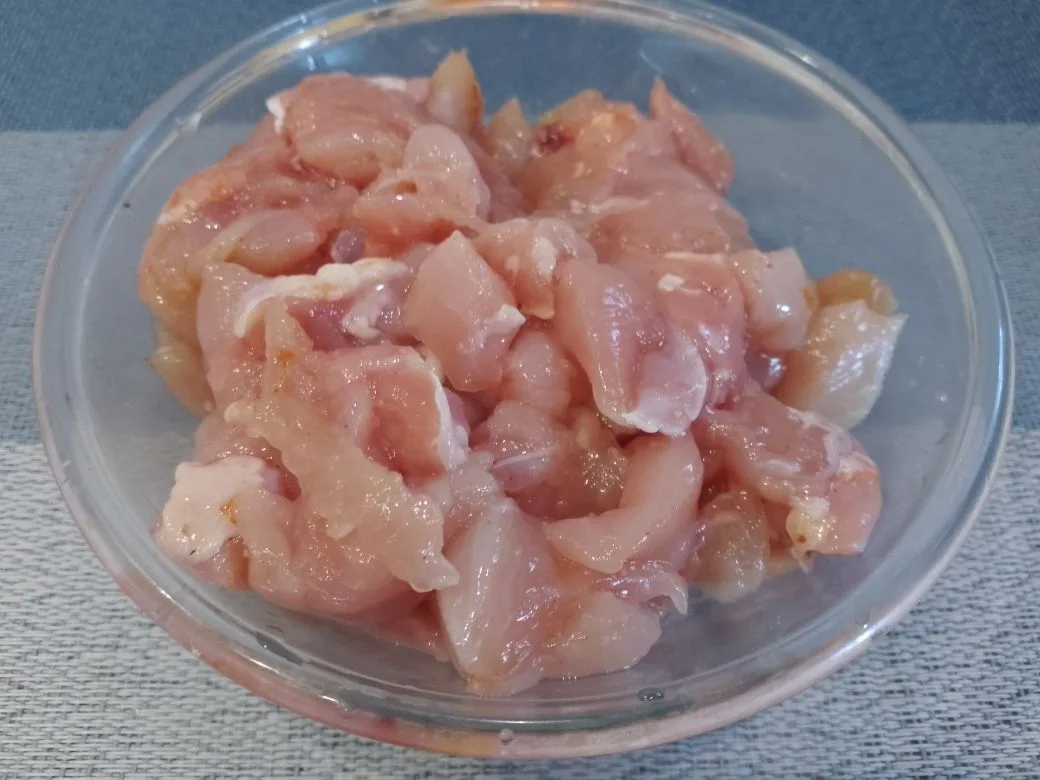 Картофель с начинкой из куриного мяса, шампиньонов и сыра: Куриное мясо тщательно промываем водой, просушиваем и измельчаем.