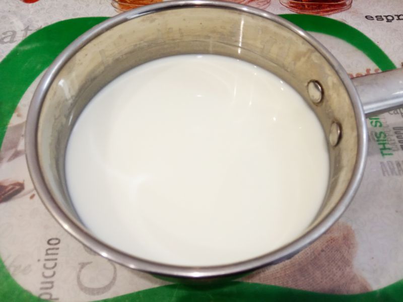 Блины с джемом или сливочным маслом, вкусно и просто: Молоко наливаем в сотейник, подогреваем и выливаем в сухую смесь.
