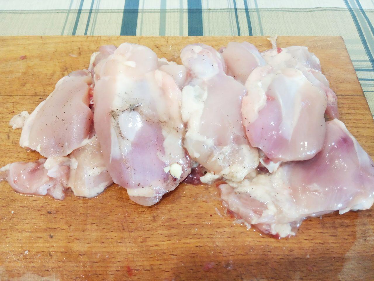 Куриные бедрышки жареные в духовке в кляре и сухарях: Бедрышки промываем водой, снимаем кожу и просушиваем.