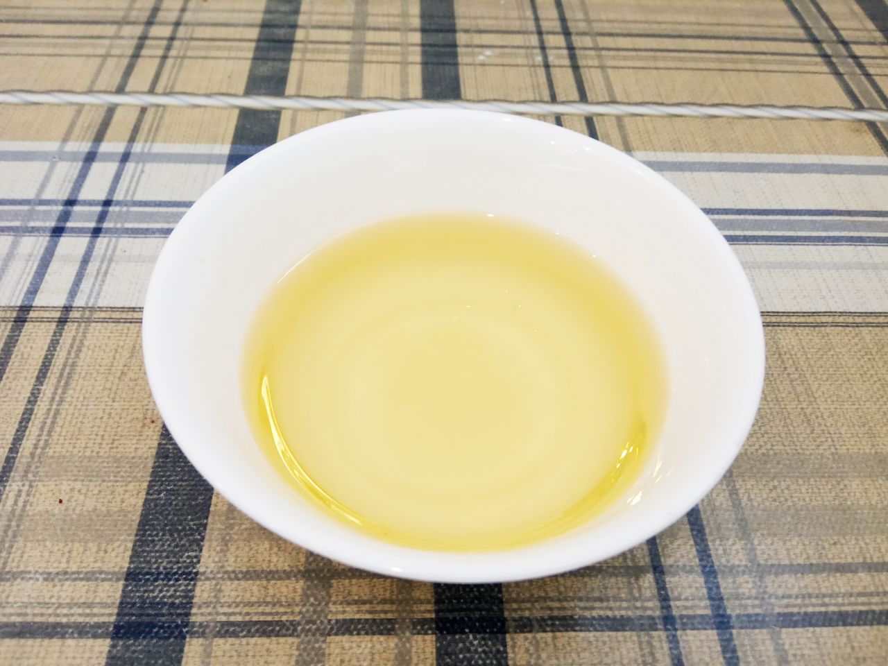 Кофейное печенье с изюмом на растительном масле, мягкое и воздушное: Добавляем растительное масло без запаха, взбитые яйца, изюм и размешиваем.