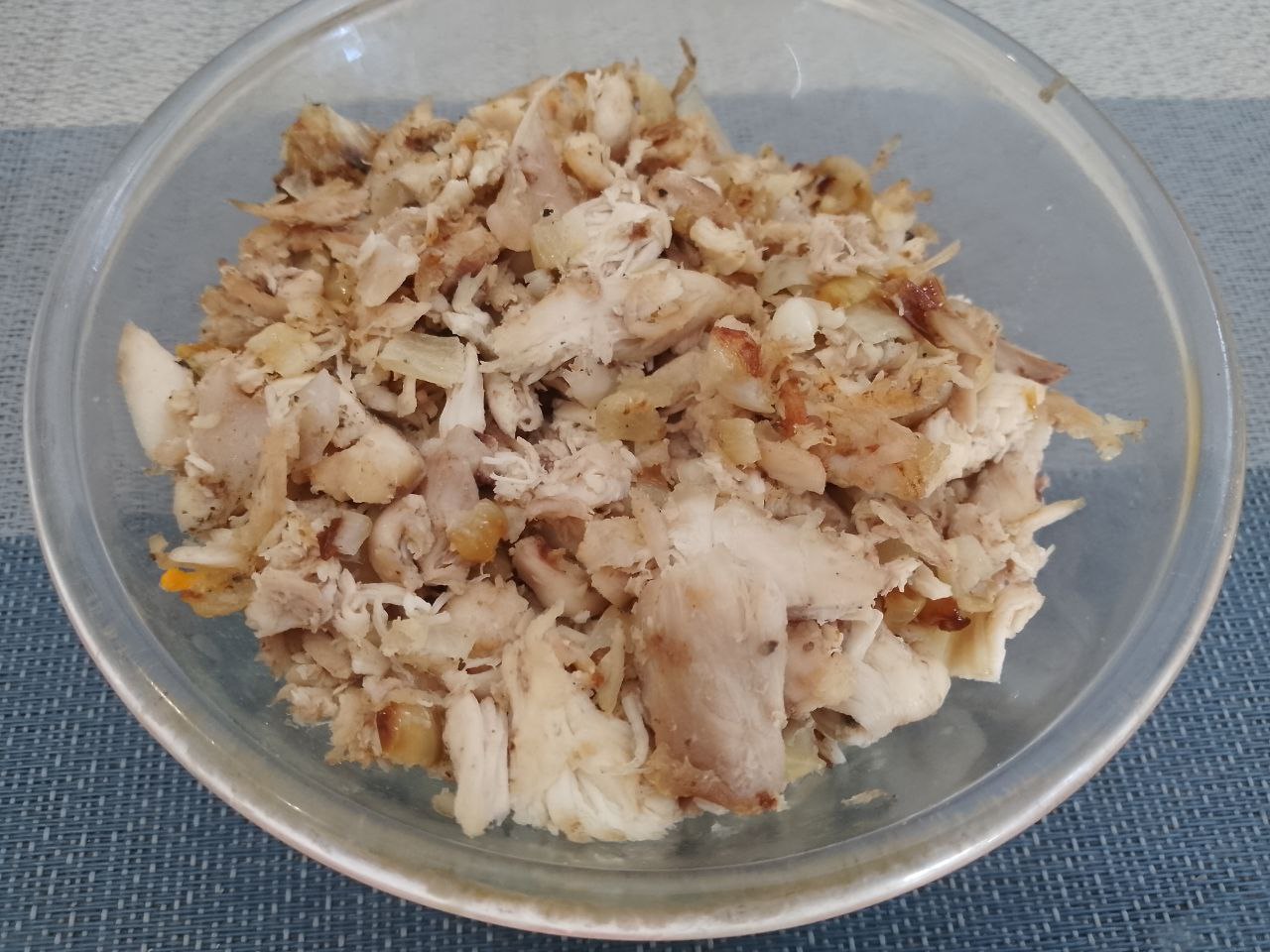 Картофельные котлеты с сыром, мясом, в яичном кляре: Добавляем измельченное мясо и обжариваем несколько минут.