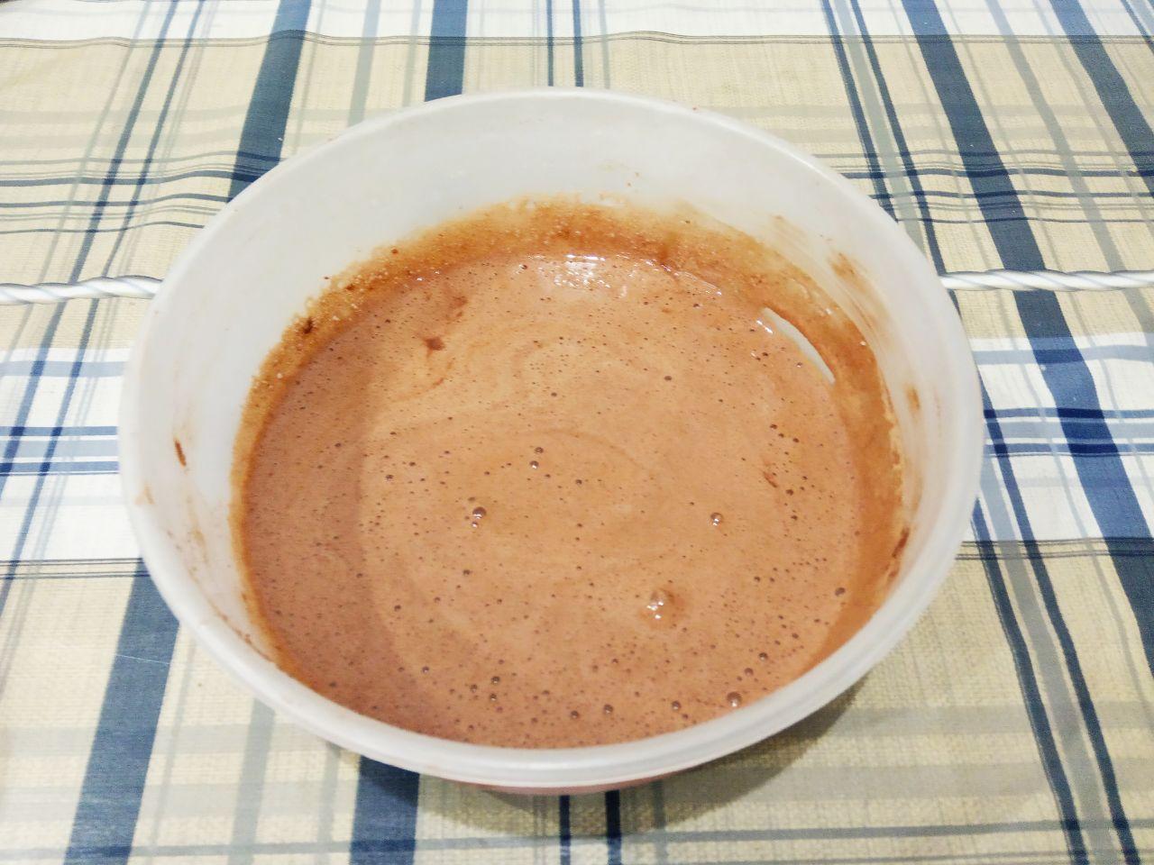 Шоколадная творожная пасха с изюмом и цукатами: Добавляем в яичную смесь какао и размешиваем.