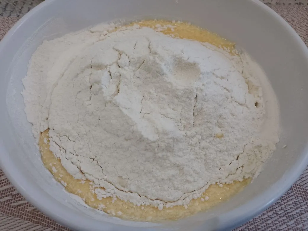 Песочное печенье в сахарной глазури и кунжуте: Добавляем муку, замешиваем нежное и мягкое тесто. Тесто помещаем на полчаса в холодильник.