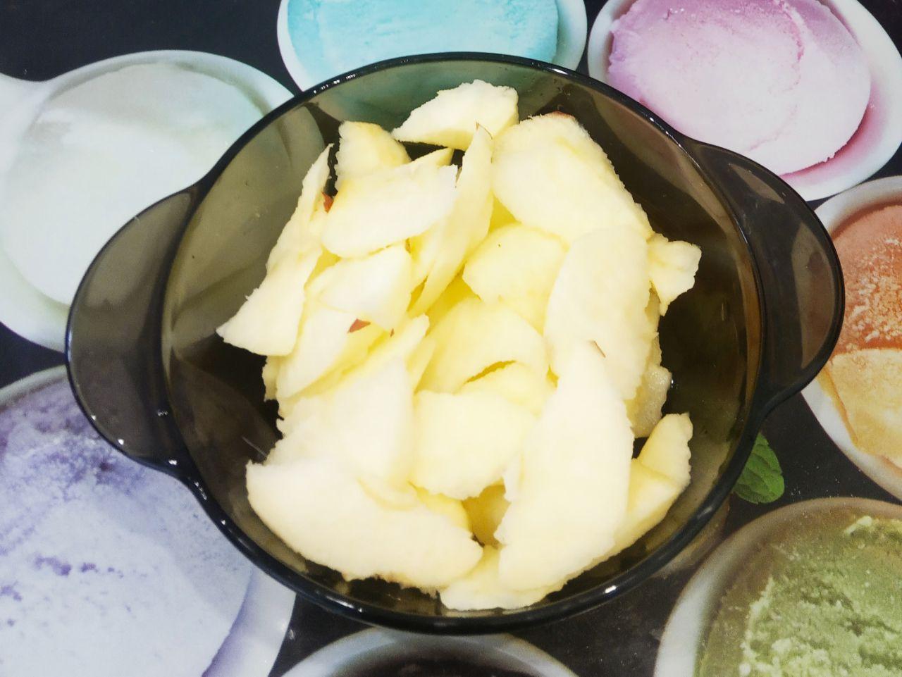 Простой рецепт яблочной шарлотки на кефире, быстро и вкусно: Яблоки промываем проточной водой, очищаем верхний слой и нарезаем тоненькими пластинками.
